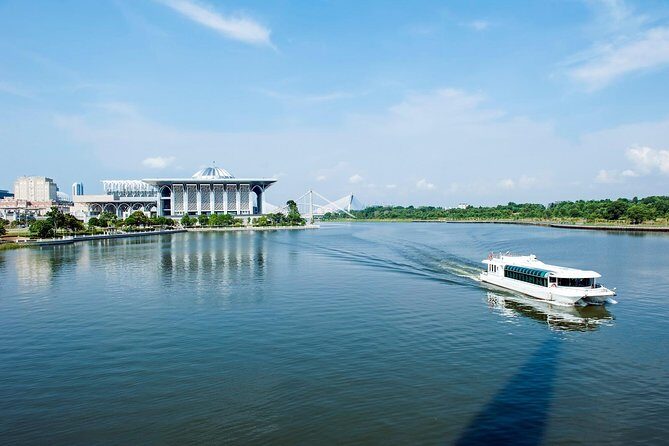 Private Half-Day Putrajaya Tour with Lake Cruise from Kuala Lumpur - Practical Considerations