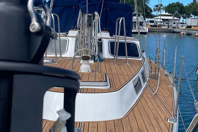 Private Luxury Sailboat Charters of Honolulu - Exploring Honolulu from the Deck of Sailing Beauty