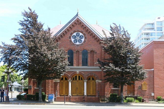 Self Guided Victoria Scavenger Hunt: Sea, Squares & Spirits - Authentic Challenges and Engaging Interactions