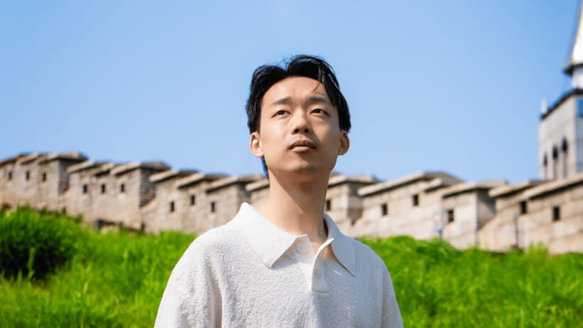 Seoul Photoshoot by Fashion Photographer - Strolling to Cheonggyecheon Stream