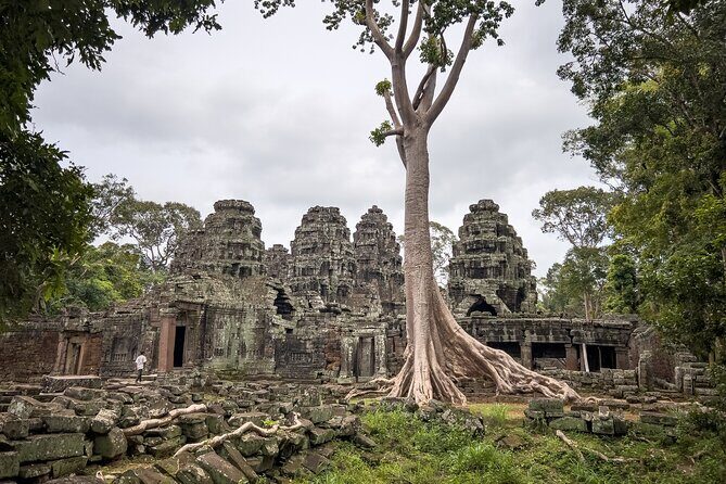 Siem Reap: Angkor Sunrise Tour by Bike with Breakfast & Lunch
