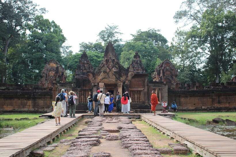 Siem Reap: Banteay Srei and Kbal Spean Day Trip - Transportation and Group Size