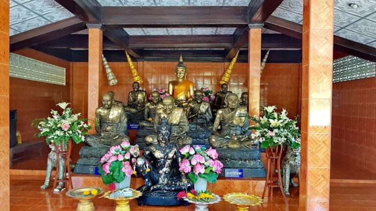Takuapa Old Town: Temple & Sunday Market - Exploring Khongkha Phimuk Temple: Art and Relics