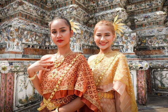 Thai Costume Photo Tour at Wat Arun Bangkok from Bangkok