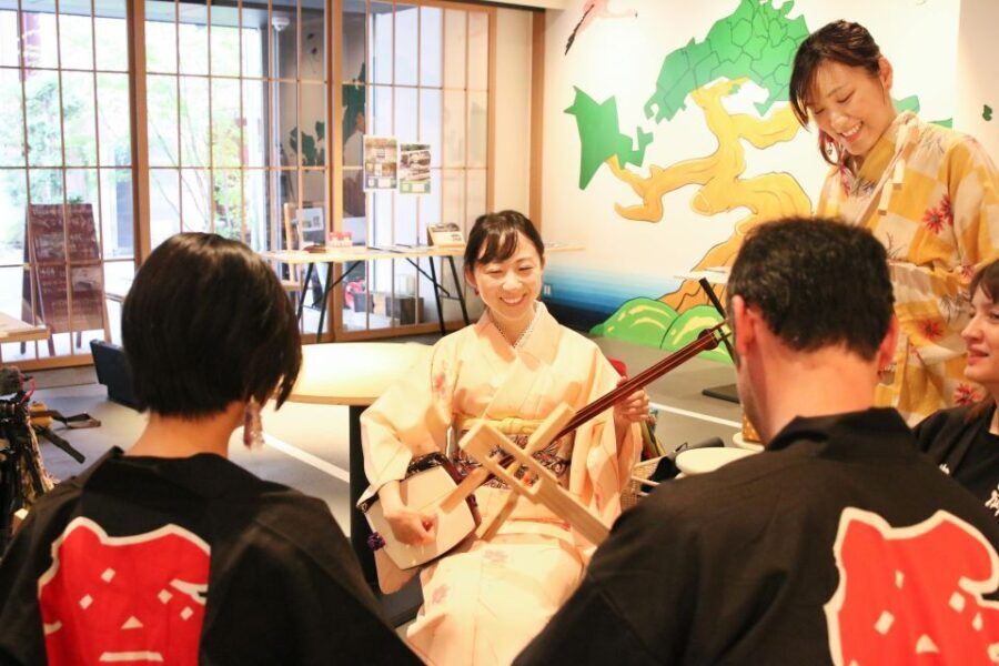 TOKYO SHAMILet's make a mini shamisen and play it! - Exploring the Details of the Tokyo Shamisen Workshop
