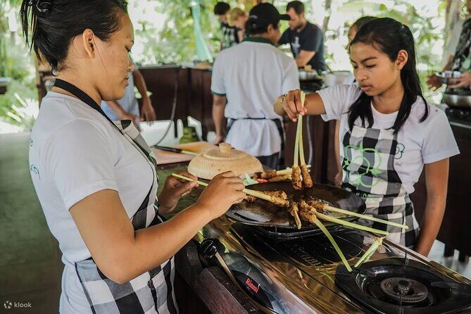 Traditional Cooking Class In Ubud With Local Balinese Family - Transportation and Group Size