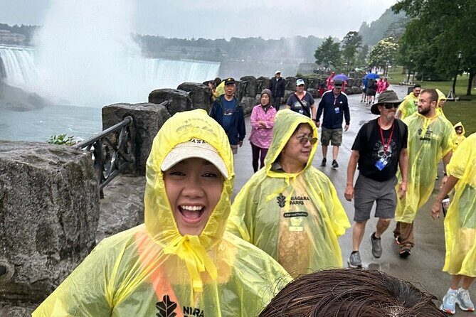 Ultimate Niagara Falls Walking Tour with Boat Cruise
