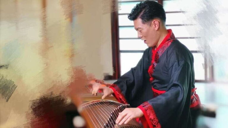 Wear Hanfu and play guzheng - Exploring the Details of the Experience