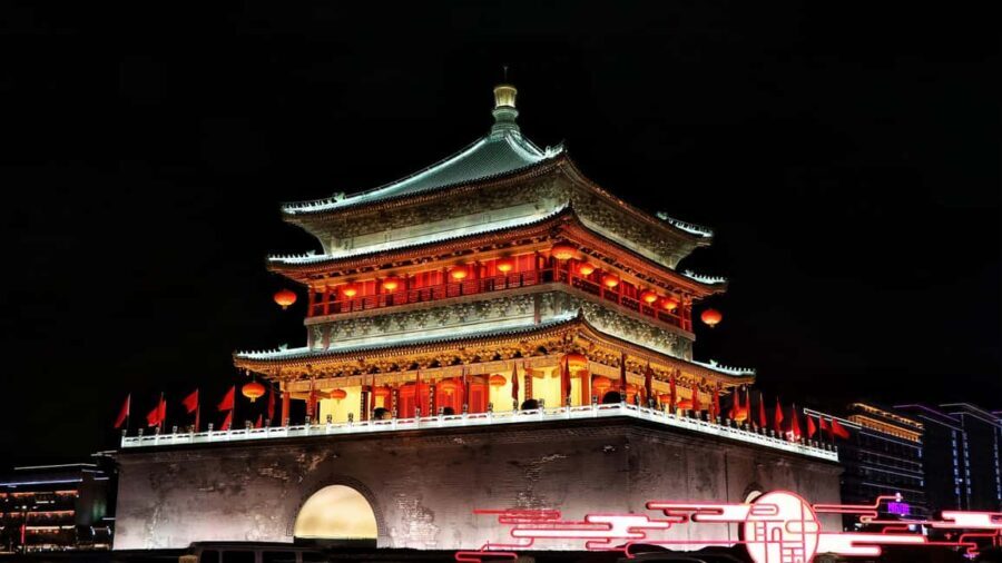 Xi'an:Hanfu-Themed Tour: Snap Shots at Iconic Historic Sites - A Closer Look at the Xian Hanfu-Themed Tour