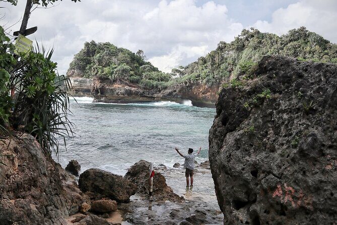 1 Day - Malang Beaches and Island Hopping // 06:30 - 17:30 - Authentic Experiences and Practical Details