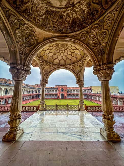 Agra Fort: Guided UNESCO Heritage Walking Tour - The Experience in Detail