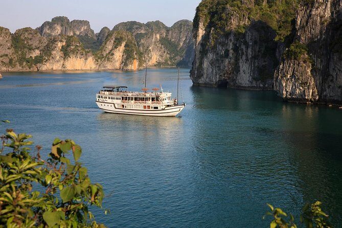 Bai Tu Long bay Boutique Cruise 2D/1N: Kayaking & swimming at pristine places - Who Should Consider This Cruise?