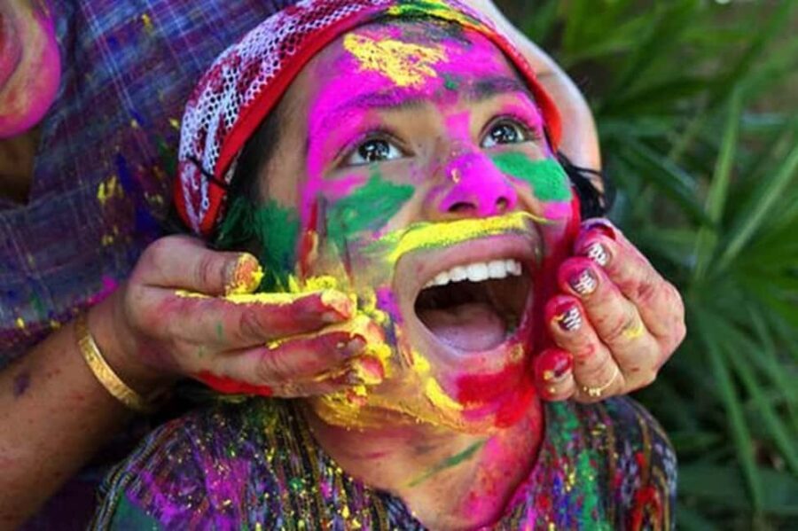 Celebrate Holi & Discover Delhi: A Same-Day Adventure - Transportation, Timing, and Group Size