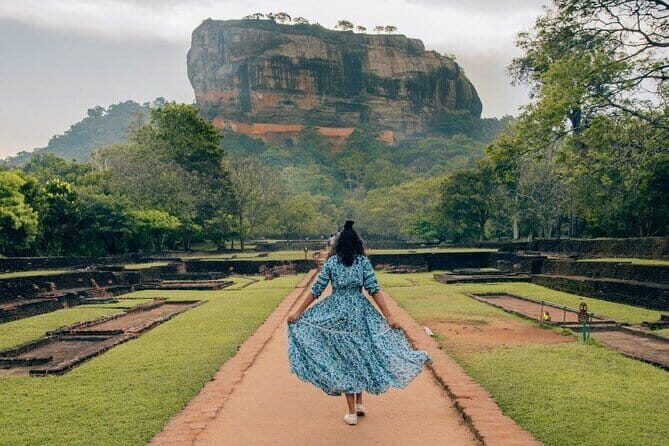 Colombo to Kandy Shuttle with Dambulla Sightseeing Tour - Detailed Review of the Tour Experience