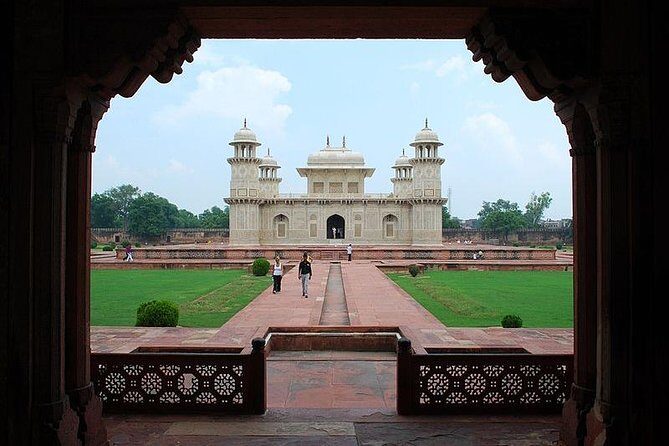 Delhi Agra Delhi: Round Trip By Gatimaan Express Train - Discovering Agra Fort: A Mughal Stronghold