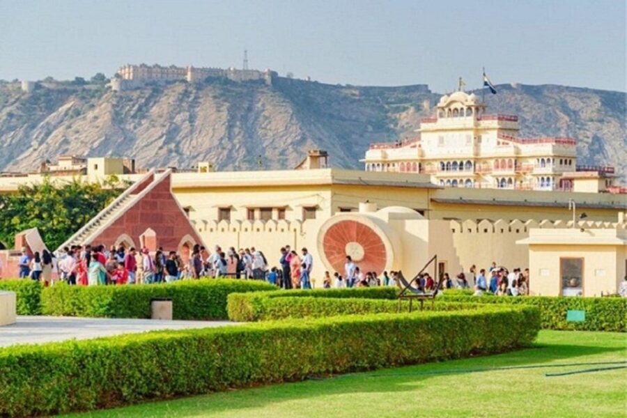From Delhi: Jaipur Private Guided Day Tour - Arrival in Jaipur: The First Stop at Amber Fort