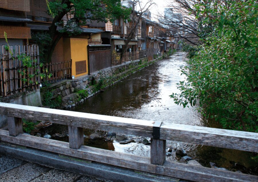 Gion Walking Tour, Geisha Show and Japanese Game in Kyoto - Why This Tour Works Well
