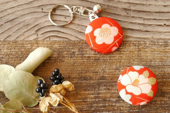 Make unique items with Kimono fabric Kimono fabric badge + Kimono fabric keyring - A Unique Cultural Activity in Miyagi: Making Kimono Fabric Badges and Keyrings