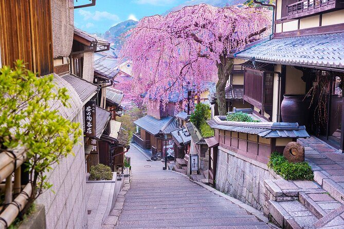 Osaka / Kyoto: Kinkaku-ji, Kiyomizu-dera Temple, Sannenzaka & Uji - Strolling Through Historic Streets: Sannenzaka and Ninenzaka