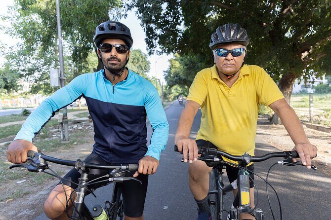 Shah Jahans Old Delhi: A Historical Bike Odyssey - The Human Element: Guides and Flexibility