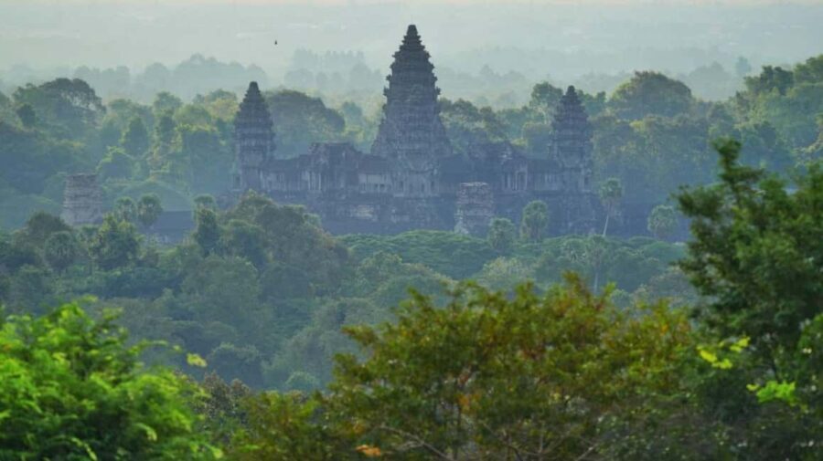 Shared day tour with Spanish-speaking guide at Angkor Temple. - Discovering the Temples of Angkor: What You Can Expect
