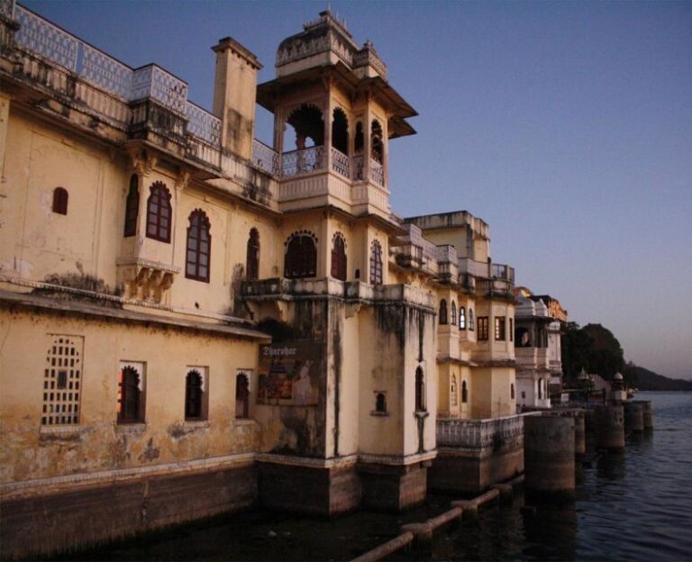 Udaipur: Evening Boat Ride with Puppet Show and Dinner - What Makes This Tour Stand Out?