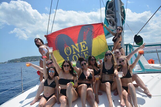 2.5hr Private Catamaran Cruise with Snorkeling, Bar, Food