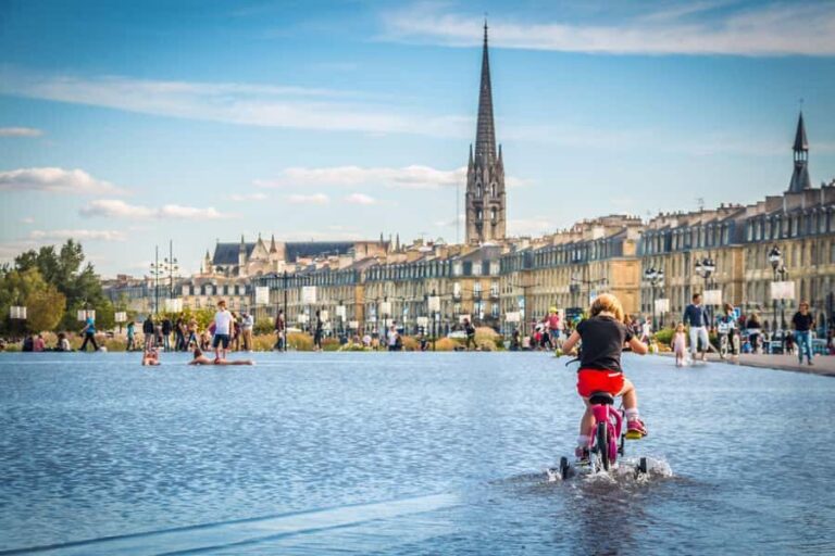 Bordeaux: Famous Figures 2h Walking Tour - Who should consider this tour?