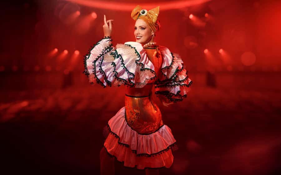 By Night Tour: Roxy Dinner Show & Transfer - A Deep Dive into the Experience