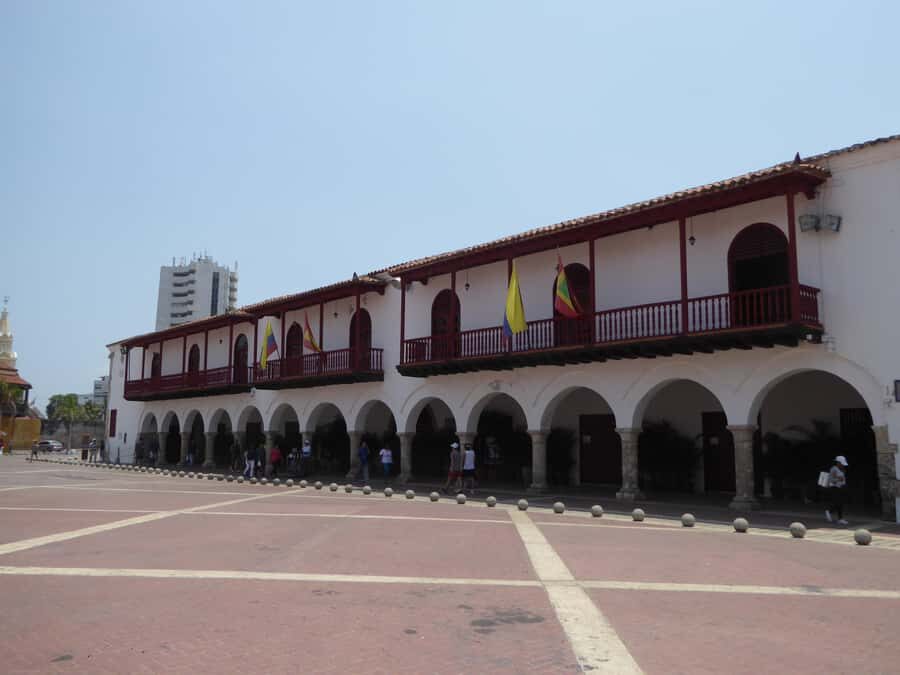 Cartagena: Private Walking Tour with German or Italian Guide - Authentic Experiences and Hidden Gems