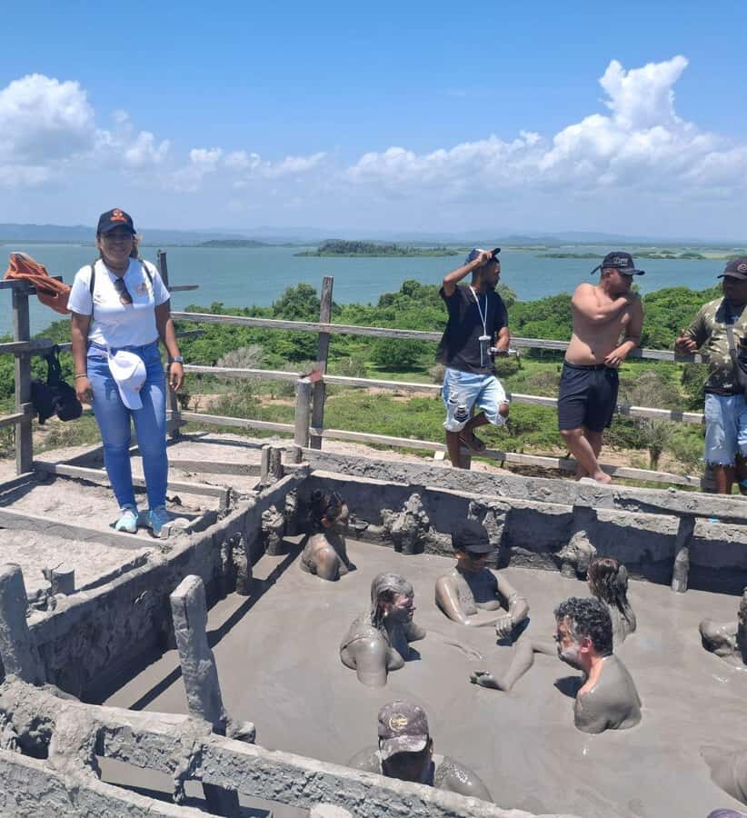 Cartagena: Volcano Mud Bath and Club Hotel Day Trip - Visiting the Volcán del Totumo: The Mud Bath