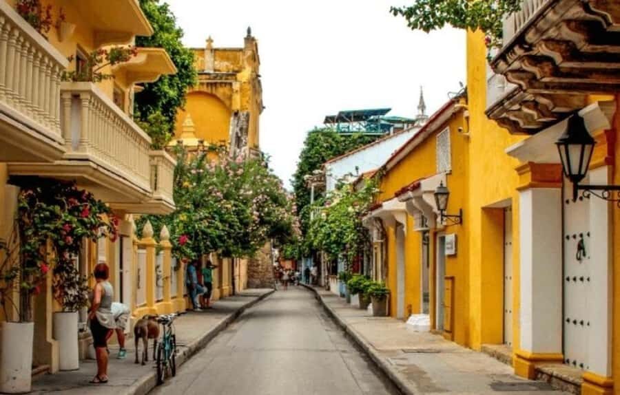 Cartagena: Walking tour (Old Cartagena) - Food, Drinks, and the Local Flavor