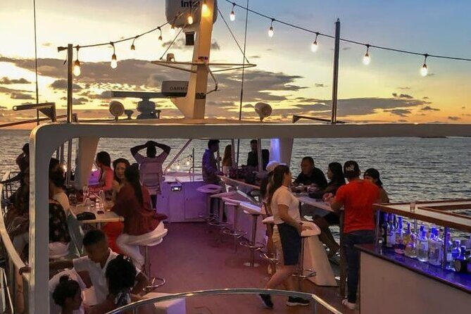 Dinner in the Bay of Cartagena on a Luxury Yacht Sibarita Master - A Detailed Look at the Cartagena Dinner Cruise