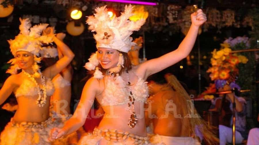 Dinner Show in Bali Hai with Wine refill and transportation - Who Should Consider This Experience?