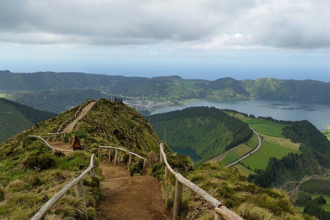 Discover São Miguel: Full Day Fogo and Sete Cidades with lunch - The Lunch Experience: A Taste of Portugal