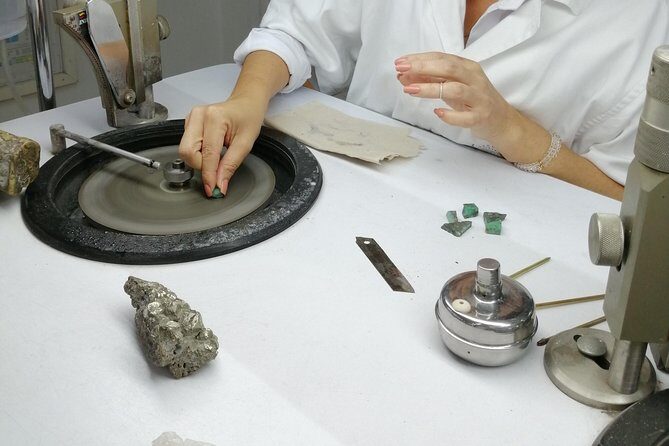 Emerald's Polishing Workshop and Museum Tour - Who Should Consider This Tour?