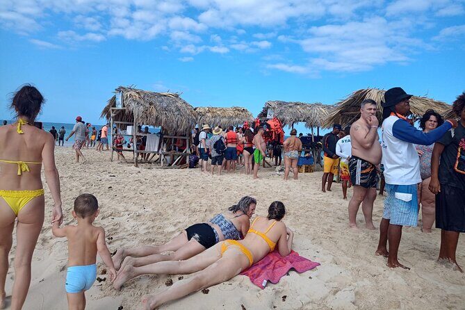 Experience Cayo Arena with Snorkeling and Lunch Buffet - The Lunch and Lounge