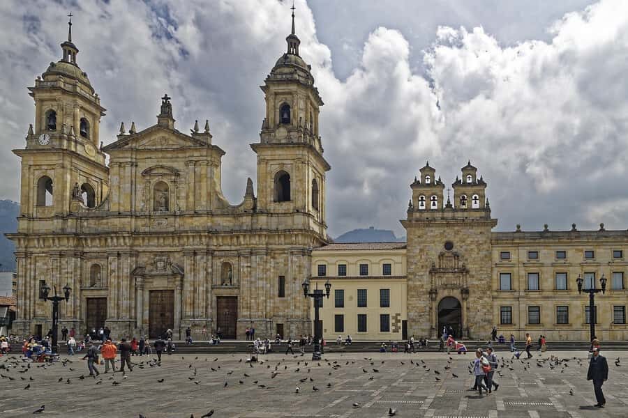 Explore La Candelaria and Monserrate: A Guided Walking Tour - Sampling Colombian Flavors