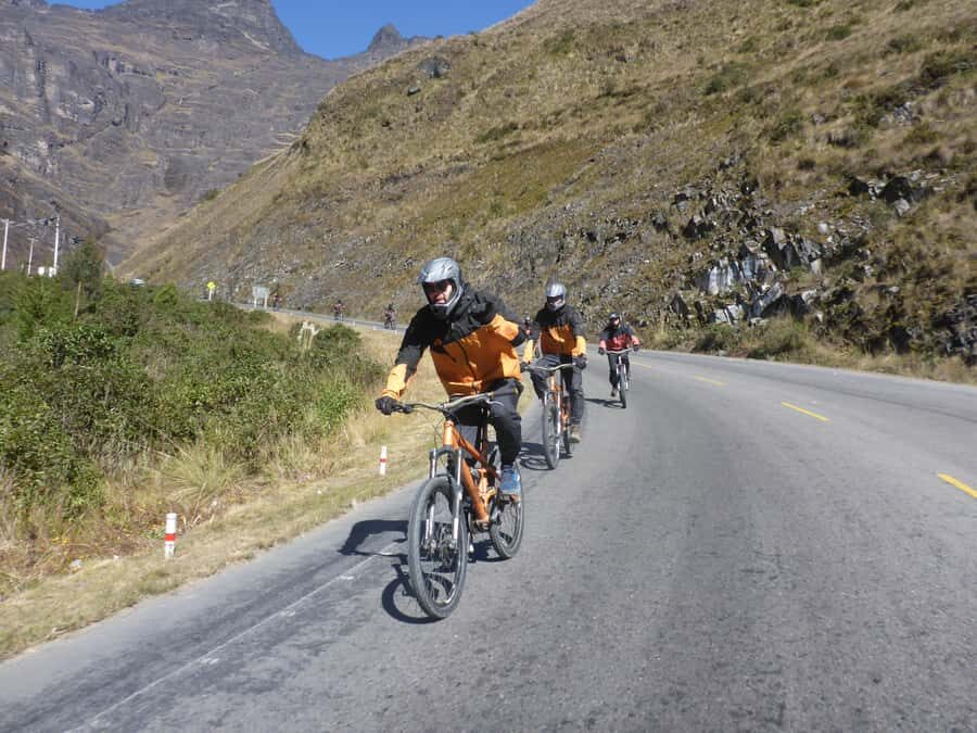 From La Paz: The World's Most Dangerous Road Biking Tour - The Starting Point and Initial Descent