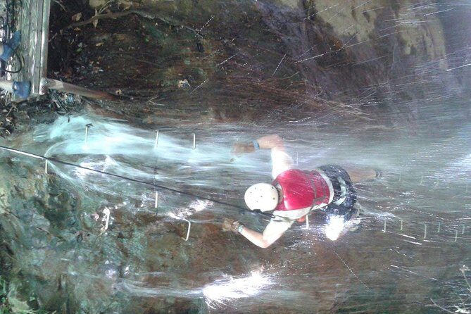 Guachipelin Waterfall Canyoning rappel& Hot Springs+ lunch buffet - The Guide and Group Experience