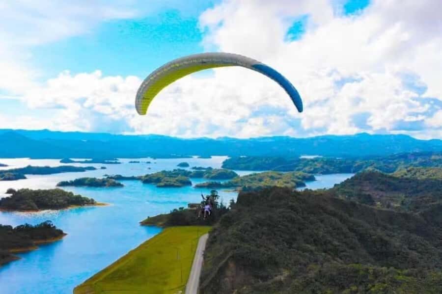 Guatape: Paragliding Experience - Transportation and Group Size