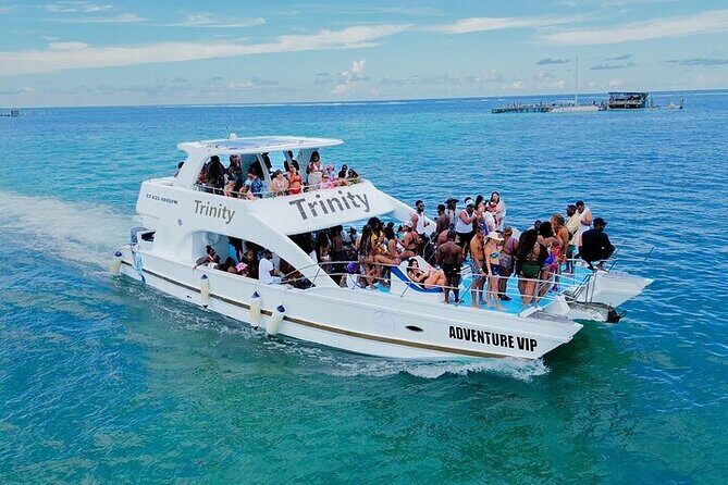 Hip Hop solo para adultos PartyBoat con Bebidas ilimitadas y Bar - A Detailed Look at the Punta Cana Party Boat Experience