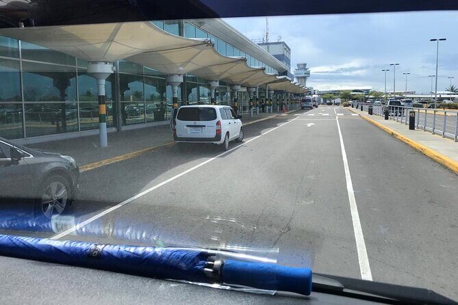 Kingston Roundtrip Airport Taxi Transfer to RIU Ocho Rios & Moon Palace Hotels