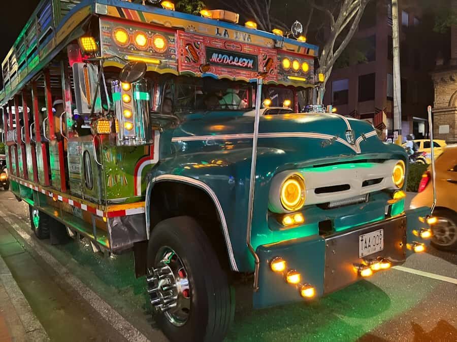 MEDELLIN: CITY TOUR CITY NIGHT TOUR + OPEN BAR - A Deep Dive into the Medellín Night Tour