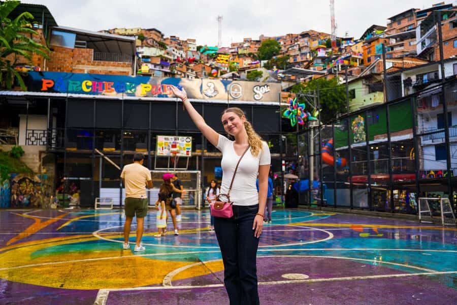 Medellín: Comuna 13 and Graffiti Walking Tour with Snacks - The Itinerary: What Will You Experience?