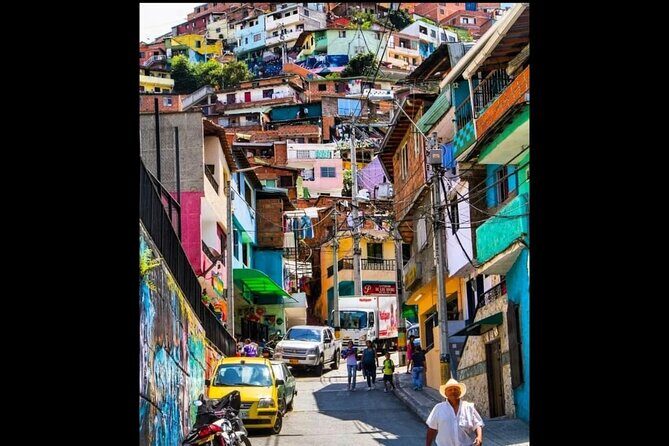Medellín: Comuna 13 Tour with Spray Painting and ice cream - FAQs