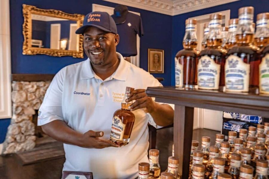 Nassau: Historical Sightseeing Guided Half-Day Tour - Cross to Paradise Island — The Queen Victoria Staircase and More