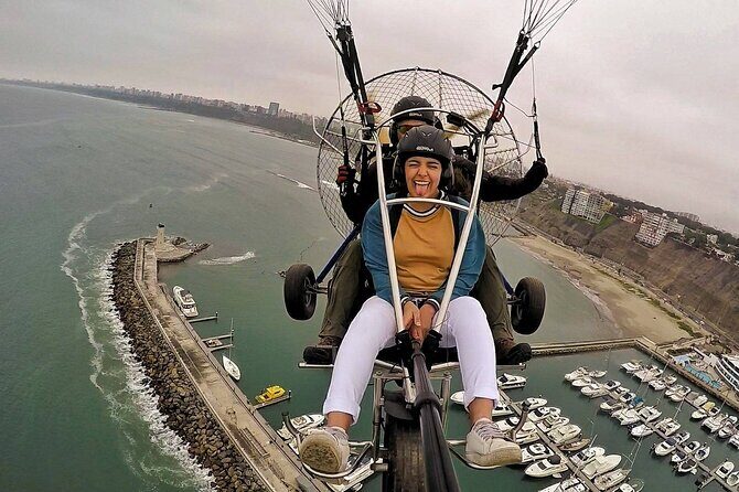 Paragliding flight along the Costa Verde Lima - An In-Depth Look at the Paragliding Experience