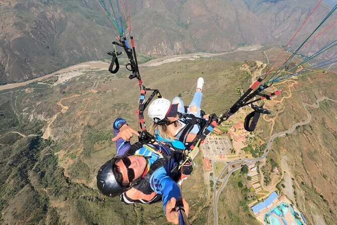 Paragliding in the grand canyon of chicamocha - Discovering the Chicamocha Canyon Paragliding Tour