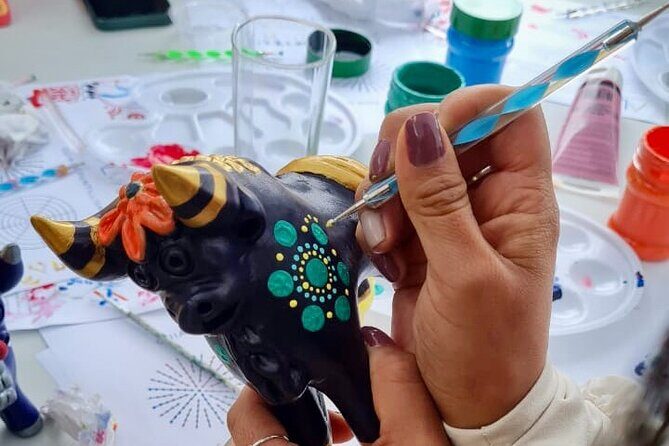 Private painting workshop with wine and snacks - A Closer Look at the Experience